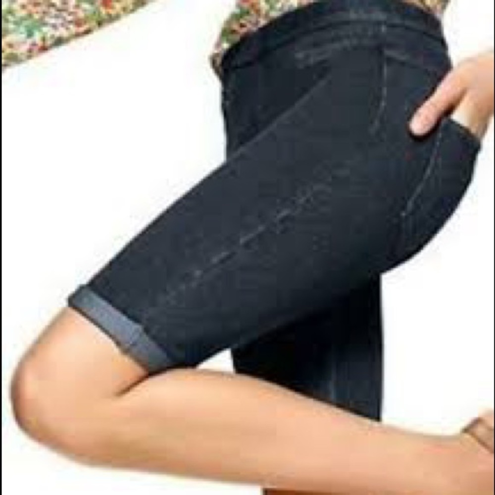 🆕 Hue Boyfriend Jean Shorts Sz. 4-6